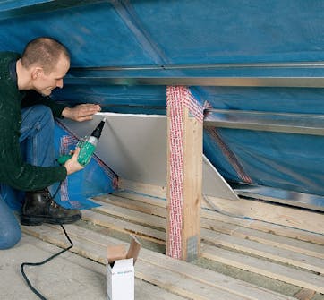 Käyttöullakko: Muutaman teräsprofiiln asennus myös ullakon sivutilaan Käyttöullakko: Ruuvaa muutama teräsprofiili myös ullakon sivutilaan, viistokaton alaosaan